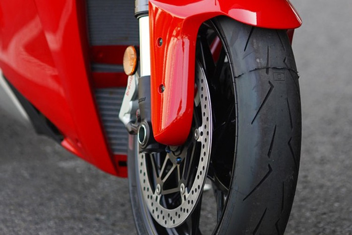 Panigale V4 trang bị phuộc trước Showa (BPF) hành trình ngược có đường kính 43mm, có thể điều chỉnh độ nén và mức độ giảm chấn, phuộc sau Öhlins NPX/TTX điều khiển điện tử thế hệ thứ ba, bánh xe nhôm đúc có thiết kế chữ Y 5 chấu, kết hợp bộ lốp Pirelli Diablo Supercorsa SP V4 có kích thước 120/70 ZR 17 cho bánh trước và 200/60 ZR 17 cho bánh sau.