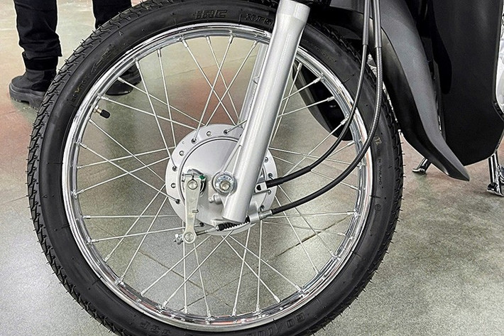 Tương tự phiên bản cũ, Honda Dream NCX 2026 vẫn dùng động cơ xi-lanh đơn, 4 kì, dung tích thực 124 phân khối tích hợp công nghệ phun xăng điện tử. Nhà sản xuất hiện hiện chưa công bố công suất và sức kéo của xe.