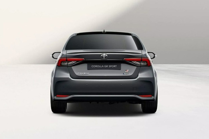 Tất cả các phiên bản Corolla mới đều được trang bị gói an toàn Toyota Safety Sense và hệ thống giải trí hỗ trợ cập nhật phần mềm qua mạng (OTA). Màn hình kỹ thuật số 12.3 inch tiếp tục là trang bị tiêu chuẩn, tương tự mẫu GR Corolla cao cấp.