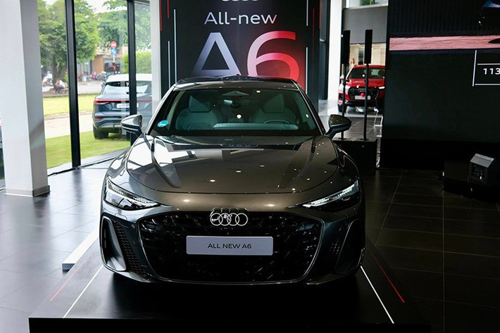 Audi A6 2026 mới vừa chính thức được giới thiệu tại thị trường Việt Nam với loạt cải tiến đáng chú ý từ thiết kế đến trang bị... Đây là phiên bản nâng cấp toàn diện, được kỳ vọng thiết lập lại chuẩn mực trong phân khúc sedan hạng sang cỡ lớn tại Việt Nam.