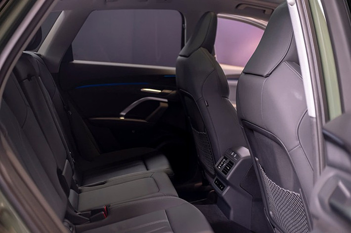 Những trang bị đáng chú ý khác của xe gồm có vô lăng vát đáy, hệ thống đèn viền đa sắc, hệ thống âm thanh Bang & Olufsen Premium Sound System 16 loa, công suất 685W, sạc điện thoại không dây 15W và 4 cổng USB Type C chia đều cho 2 hàng ghế. Màn hình hiển thị thông tin kính lái HUD, cổng USB với công suất sạc lên đến 60W ở hàng ghế trước và 100W ở hàng ghế sau là trang bị tùy chọn.