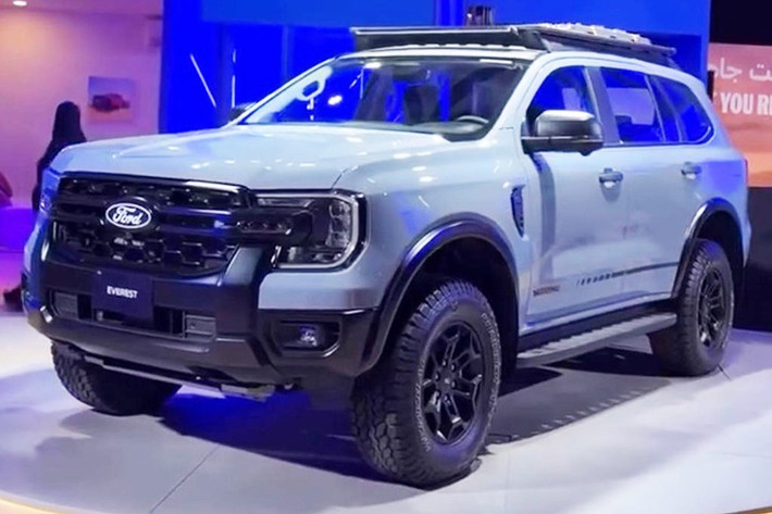 Khác biệt lớn nhất của phiên bản Trung Đông nằm ở hệ truyền động. Ford đã loại bỏ các tùy chọn động cơ diesel quen thuộc để thay bằng động cơ xăng EcoBoost V6 2.7L tăng áp kép, kết hợp với hộp số tự động 10 cấp và hệ dẫn động bốn bánh toàn thời gian tiêu chuẩn. Đây là khối động cơ không xa lạ khi đang được sử dụng trên Ford F-150 và Ranger tại thị trường Mỹ (bản XLT và Lariat).