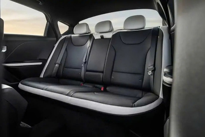 Với người dùng cần khả năng vận hành mạnh mẽ hơn, K4 GT-Line Turbo được trang bị động cơ tăng áp 1.6L, cho công suất 190 mã lực và mô-men xoắn 264 Nm, đi kèm hộp số tự động 8 cấp.