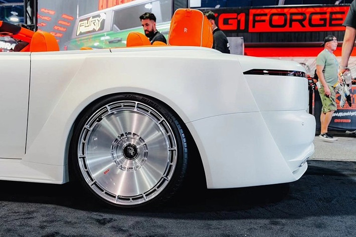 Tuy nhiên, gu thẩm mỹ vốn mang tính chủ quan, và không phải ai cũng cần sự tinh tế. Thay đổi gây sốc nhất có lẽ nằm ở phần đầu xe. Tại đây, Venuum đã loại bỏ lưới tản nhiệt mạ crôm biểu tượng của Rolls-Royce, thay bằng một mảng nhựa trắng đục lỗ với các họa tiết hình tam giác. Mô-tuýp này cũng xuất hiện trên các hốc hút gió phía dưới.