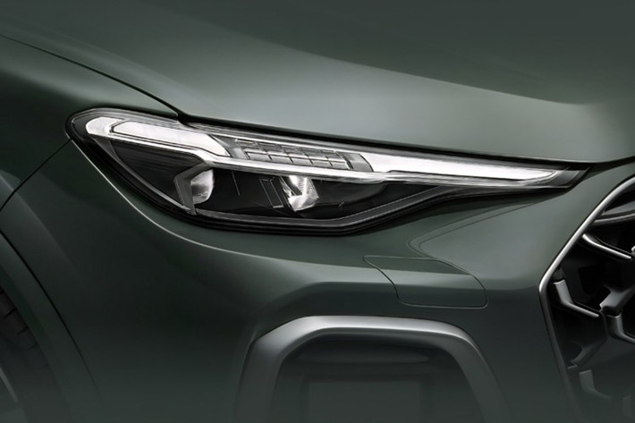 Đặc biệt, xe lần đầu tiên được trang bị tay nắm cửa bán ẩn, đồng thời có đèn phanh trên cao dạng thấu kính dành riêng cho thị trường Trung Quốc. Các tùy chọn màu sơn ngoại thất gồm đen, xanh lá, trắng, bạc và nâu.