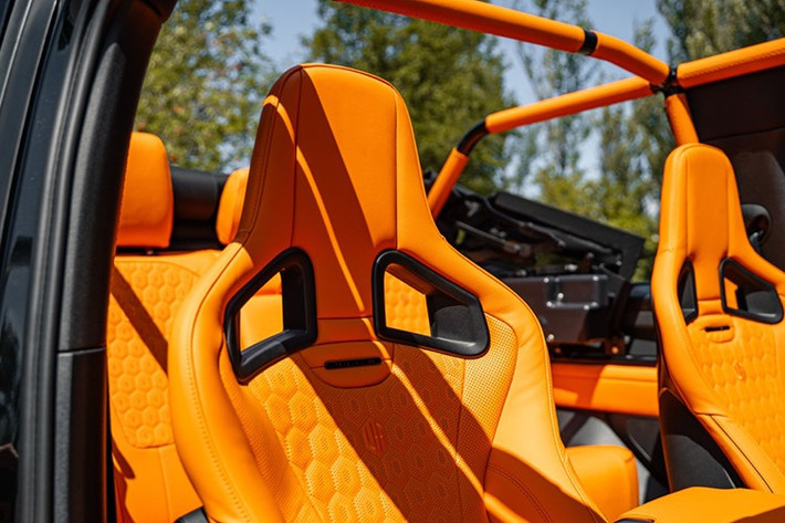 Tất cả các chi tiết sợi carbon bespoke được thiết kế và sản xuất bởi đội ngũ Urban tại Anh, tuân theo triết lý “OEM+” đảm bảo chất lượng, phong cách và độ bền vượt trội. Heritage Customs là công ty đầu tiên chuyển đổi Defender thành mui trần với quy trình đòi hỏi hàng giờ lao động để cắt thân xe và gia cố bằng khung chống lật.
