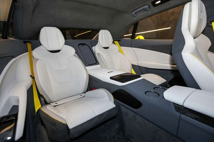 Xe có thời gian tăng tốc từ vị trí xuất phát lên 100 km/h chỉ trong 2,78 giây và có thể đạt tốc độ tối đa 256 km/h.