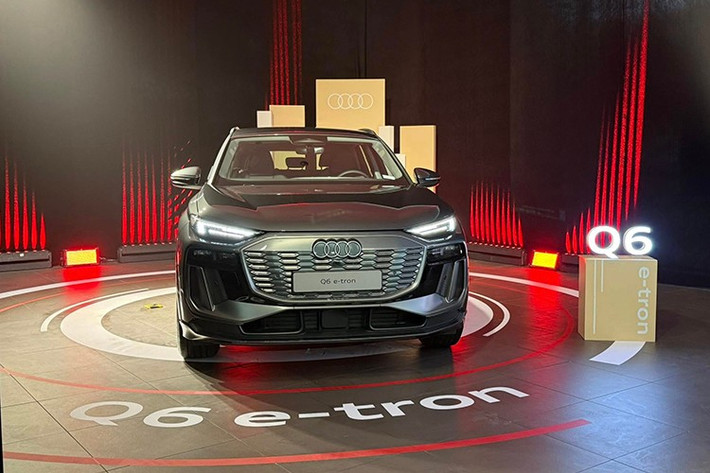 Audi Q6 e-tron là mẫu xe thương mại đầu tiên được phát triển trên nền tảng Premium Platform Electric (PPE), trở thành chuẩn mực mới cho châm ngôn “Vorsprung durch Technik” (Tiên phong trong công nghệ). Không chỉ nổi bật với hiệu năng vận hành và công suất sạc ấn tượng, mẫu xe còn đặt ra những chuẩn mực mới về phạm vi di chuyển và hiệu suất.