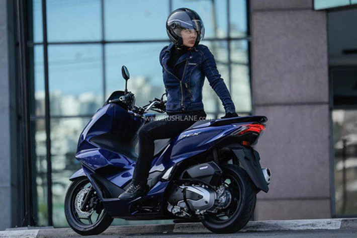 Xe sử dụng bộ khung ống thép nhẹ, độ cứng cao, mang lại sự cân bằng tốt giữa ổn định và linh hoạt. Phuộc ống lồng trước đường kính 31 mm, hành trình 89 mm, kết hợp giảm xóc đôi sau hành trình 95 mm giúp xe vận hành êm ái ngay cả khi chở hai người.