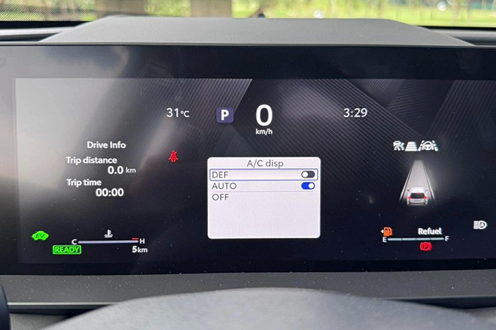 Bảng điều khiển trung tâm được làm gọn lại, loại bỏ cần số truyền thống và thay bằng các nút bấm hình vuông. Hệ thống điều khiển các chế độ lái và hỗ trợ đỗ xe được bố trí trực quan, kèm theo hai cổng USB-C công suất cao (45W).