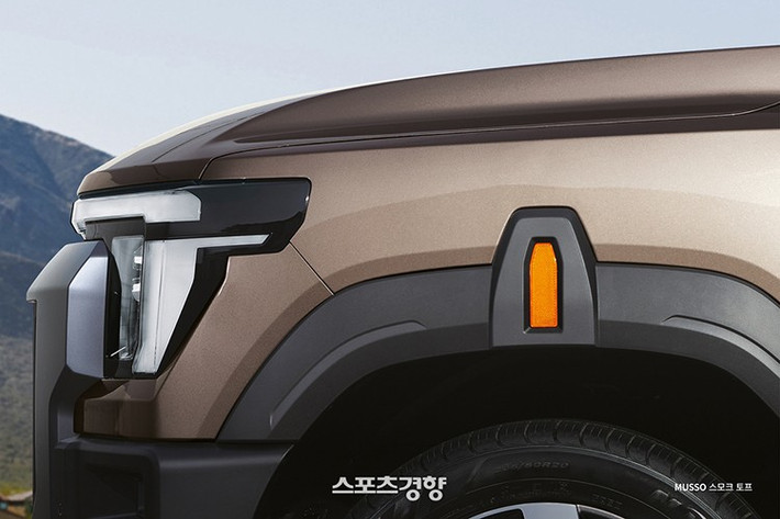 Cản trước thiết kế to bản tích hợp tấm ốp gầm lớn, cùng các khe hút gió rộng và chi tiết nhấn mạnh tính chất địa hình. KGM sẽ cung cấp hai phiên bản, gồm bản tiêu chuẩn và bản “Grand Style Package” với ngoại hình cá tính hơn nhờ các chi tiết lấy cảm hứng từ xe off-road chuyên dụng.