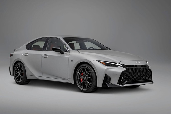 Sau hơn một thập kỷ giữ nguyên nền tảng, Lexus IS bước sang năm 2026 với cuộc cải tổ mạnh mẽ về diện mạo, nội thất và chiến lược sản phẩm. Mẫu xe sẽ chính thức có mặt tại các đại lý ở Mỹ trong thời gian tới, tiếp tục giữ vai trò là một trong những sedan thể thao chủ lực của Lexus.