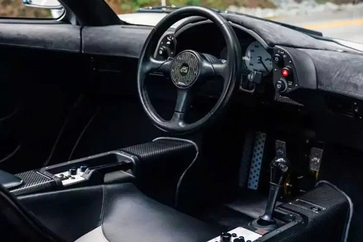 Số khung gầm 062 là chiếc thứ 53 trong tổng số 106 chiếc từng được sản xuất tại nhà máy McLaren Cars ở Woking, nơi đặt trụ sở của McLaren Automotive từ năm 2010. Việc chuyển đổi sang McLaren Automotive diễn ra một năm trước khi McLaren ra mắt siêu xe đầu tiên của kỷ nguyên hiện đại.