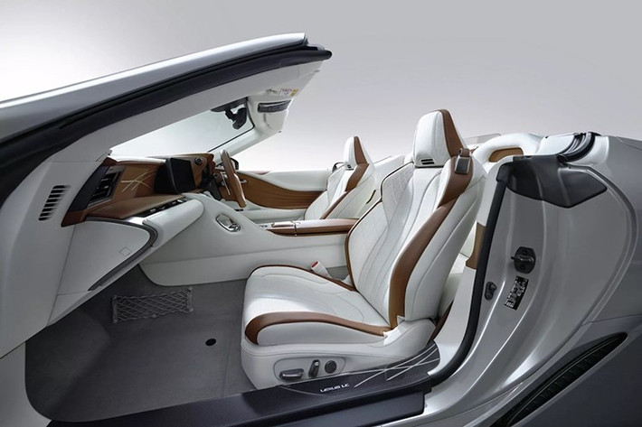 Những điểm nổi bật khác vẫn tiếp tục xuất hiện ở nội thất. Mặc dù da và vải bọc màu trắng là màu chủ đạo trên cả hai mẫu xe, cabin của bản coupe lại nổi bật với các chi tiết màu đen trên bảng táp-lô, cửa xe và tựa vai, trong khi bản mui trần lại có hai tông màu là Saddle Tan.