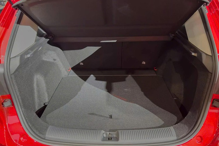 MG ZS HEV còn được trang bị gói an toàn chủ động MG Pilot với nhiều tính năng hiện đại như: Cảnh báo lệch làn Hỗ trợ giữ làn đường. Phanh khẩn cấp tự động. Kiểm soát hành trình chủ động (Adaptive Cruise Control). Những trang bị này giúp nâng cao trải nghiệm lái và đảm bảo an toàn trong quá trình vận hành.