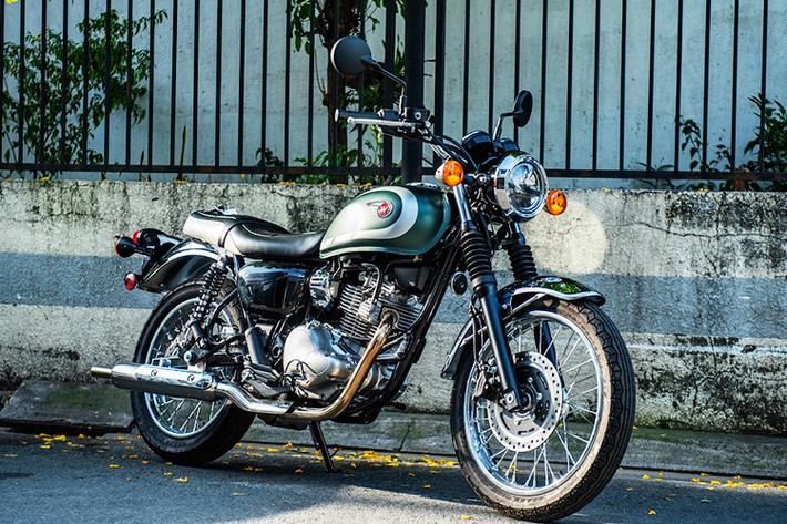 Kawasaki Việt Nam mới đây đã chính thức giới thiệu mẫu môtô phong cách cổ điển W230 2025, nhập khẩu từ Thái Lan. Sự xuất hiện của W230 giúp mở rộng danh mục dòng W tại thị trường Việt Nam, bên cạnh hai mẫu W175 và W800 đang được phân phối.