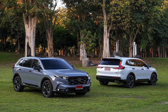 Với cấu hình hybrid hiện đại, loạt tiện nghi và an toàn được nâng cấp, cùng chiến lược giá rõ ràng, Honda CR‑V e:HEV 2026 hướng đến nhóm khách hàng tìm kiếm một chiếc SUV đô thị tiện nghi, tiết kiệm nhiên liệu và phù hợp di chuyển hằng ngày.