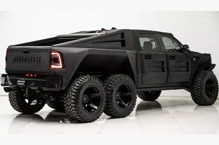 Chiếc xe mạnh mẽ này được thiết kế và chế tạo bởi SoFlo Customs hợp tác với Off Road Armored Coating. Xe được trang bị bộ nâng gầm tùy chỉnh và sử dụng vành Black Apoc 22 inch cùng lốp Ridge Blade 40 inch, giúp xe vượt qua mọi địa hình như đá, ổ gà và đường đèo dốc.