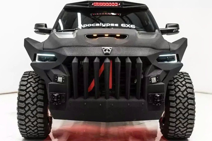 Con quái vật này giá bao nhiêu...? Hiện SoFlo đang bán chiếc Apocalypse Juggernaut 6x6 này với giá 240.000 USD (tương đương khoảng 6,27 tỷ đồng), khá rẻ so với các mẫu xe độ bán tải như Mercedes-Benz G63 6x6.