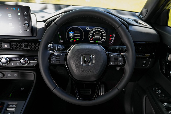 Hộp số e-CVT, tiêu hao nhiên liệu trung bình khoảng 19.6 km/l (bản e:HEV RS 2WD). CR‑V hoạt động linh hoạt với các chế độ lái: Engine Drive, Hybrid Drive và EV Drive Mode — cho phép chạy hoàn toàn bằng điện ở tốc độ thấp nếu pin đủ.