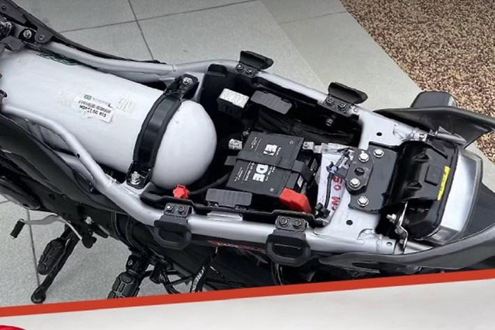 Riêng phiên bản cao cấp có phanh đĩa trước, còn hệ thống treo trên tất cả biến thể gồm phuộc ống lồng phía trước (có bảo vệ ống lót) và giảm xóc đơn phía sau.