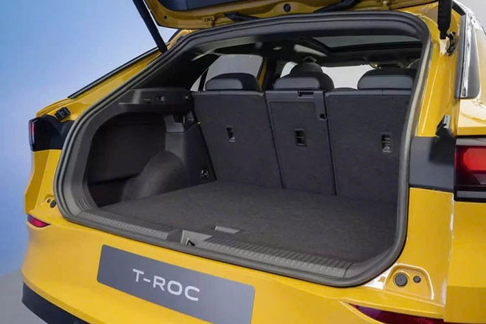 Tính năng sạc điện thoại không dây cũng cần được đề cập, cùng với cụm đồng hồ kỹ thuật số Digital Cockpit Pro 10 inch dành cho các phiên bản Style và R-Line. Ghế massage có thể được trang bị trên phiên bản Style. Gương chiếu hậu tích hợp đèn LED là trang bị tiêu chuẩn, nhưng đèn pha ma trận LED IQ.LIGHT là tùy chọn.