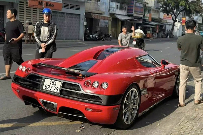 Có thể nhiều khả năng chiếc siêu xe triệu đô Koenigsegg CCX này đã được 1 showroom ở TP.HCM mua lại, vì xe đã xuất hiện ở đây trong nửa năm qua. Chỉ có tổng cộng 30 xe Koenigsegg CCX được sản xuất trên toàn thế giới, xe ở Việt Nam được nhập từ 1 đại lý siêu xe ở Dubai, đã ra biển số 15A của Hải Phòng.