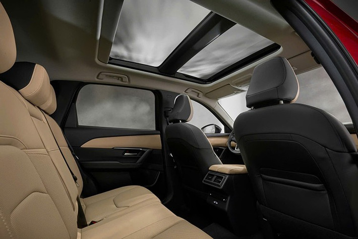 Bản CX-5 2.5 S Preferred được bổ sung giá nóc, mâm 19 inch, cốp điện và sưởi kính gạt mưa. Nội thất xe có ghế lái chỉnh điện 10 hướng, vô-lăng sưởi, màn hình hiển thị thông tin trên kính lái (HUD) và thiết bị mở cửa garage từ xa. Bản CX-5 2.5 S Preferred được bổ sung giá nóc, mâm 19 inch, cốp điện và sưởi kính gạt mưa. Nội thất xe có ghế lái chỉnh điện 10 hướng, vô-lăng sưởi, màn hình hiển thị thông tin trên kính lái (HUD) và thiết bị mở cửa garage từ xa.