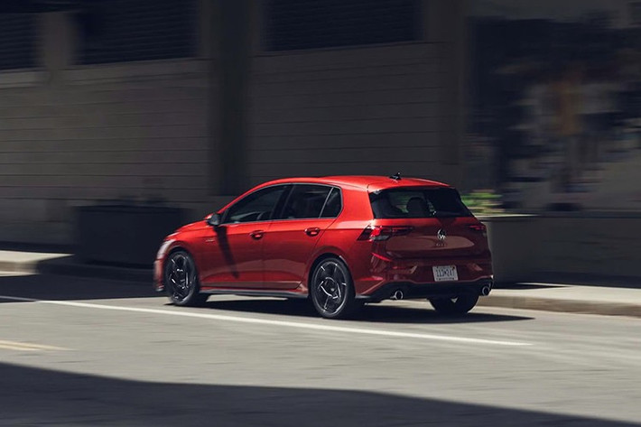 Điều này khiến nó đắt hơn 6.185 bảng Anh (8.320 đô la) so với phiên bản GTI thông thường và đắt hơn 3.775 bảng Anh (5.080 đô la) so với GTI Clubsport, có giá khởi điểm lần lượt là 41.810 bảng Anh (56.245 đô la) và 44.220 bảng Anh (59.485 đô la).