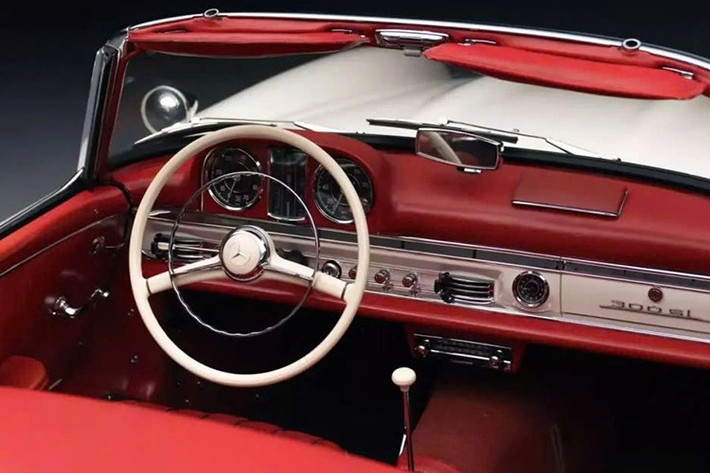 Chiếc xe ban đầu được giao đến Áo thông qua một đại lý Mercedes-Benz ở Salzburg. Nó nằm im lìm trong mười tháng, có lẽ vì sự xuất hiện của mẫu W113 SL mới hơn, hiện đại hơn và rẻ hơn, làm lu mờ sự hiện diện của Roadster trên thị trường. Vào tháng 11, chiếc xe được đưa trở lại Stuttgart để cải tiến cho thị trường Bắc Mỹ, bao gồm lắp đèn pha kín, thiết bị đo quãng đường, radio Becker Grand Prix và lốp xe thành trắng.