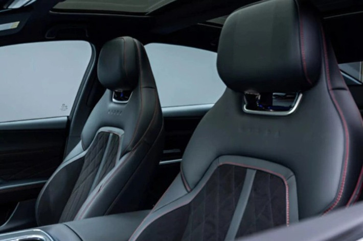 Trang bị tiêu chuẩn bên trong xe gồm có màn hình thông tin giải trí 14,6 inch, màn hình hiển thị thông tin kính lái với công nghệ thực tế ảo (AR HUD) 50 inch, sử dụng chip Qualcomm Snapdragon 8155, và hệ thống âm thanh Sony 14 loa. Ngoài ra, nội thất còn có đèn nền 64 màu và ghế trước có thể ngả sâu.