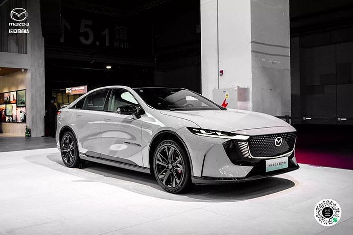 Cuối cùng là những trang bị an toàn như 9 túi khí, bao gồm cả túi khí trung tâm. Nhờ đó, xe đã đạt tiêu chuẩn an toàn va chạm tại thị trường châu Âu. Ngoài Trung Quốc, hãng Mazda hiện còn bán dòng xe EZ-6 ở các thị trường nước ngoài như châu Âu và Thái Lan với tên gọi riêng là e6. Hiện chưa rõ liệu Mazda có kế hoạch đưa mẫu xe này về Việt Nam để thay thế Mazda6 hay không.