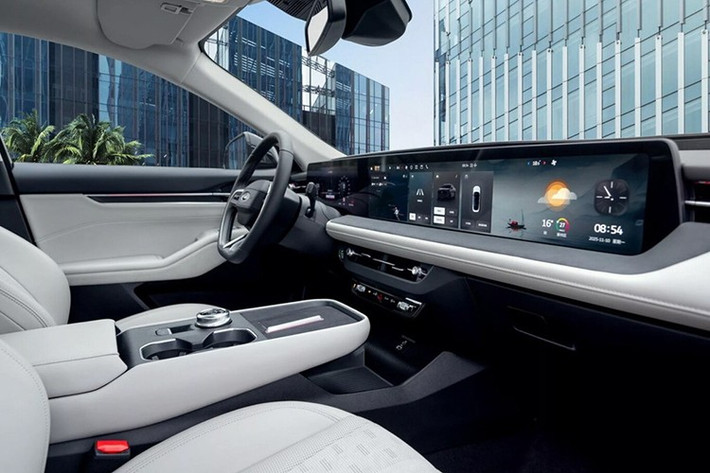 Tuy nhiên, hệ điều hành của màn hình này là bản SYNC thế hệ tiếp theo, sử dụng bộ chip Snapdragon 8155. Ford cam kết mang đến một giao diện mới mẻ, vận hành mượt mà hơn cùng trợ lý giọng nói được cải thiện. Bên cạnh đó, bệ điều khiển trung tâm nổi cũng đã được thiết kế lại, tích hợp hai đế sạc không dây và các hốc đựng cốc mới tiện lợi.