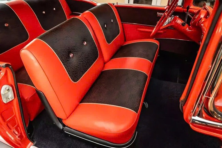 Không chỉ đơn thuần là cảm giác xúc giác, mà còn có một điều gì đó vô cùng thỏa mãn. Có một cảm giác rất dễ chịu khi nhìn thấy chìa khóa khớp vào ổ khóa một cách gọn gàng, xoay được xi lanh khóa, và nghe thấy tiếng "thịch" chắc chắn của chốt khóa cơ học.