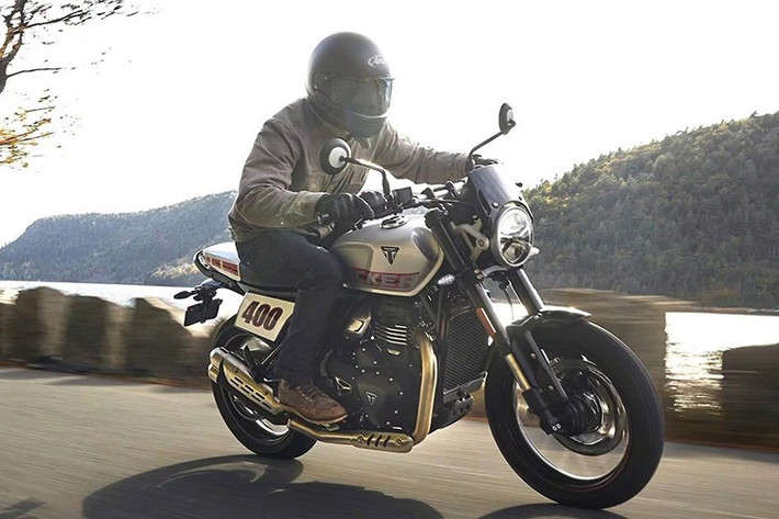 Hiện tại, thương hiệu xe môtô Triumph chưa công bố kế hoạch bán chính thức Tracker 400 2026 tại Việt Nam, nhưng với việc sản xuất tại Ấn Độ (hợp tác Bajaj), khả năng cao sẽ về Việt Nam trong năm 2026-2027.