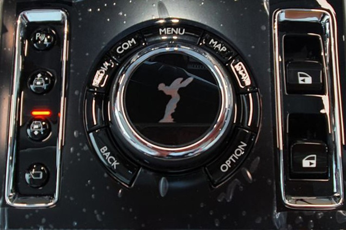 Các trang bị đẳng cấp trên Rolls-Royce Ghost 2021 có thể kể tới như hệ thống camera Flagbearer, màn hình trải trí cỡ lớn, đồng hồ đo kỹ thuật số, hệ thống âm thanh Bespoke 18 loa công suất 1.300 watt; bầu trời sao Starlight Headliner mới; hệ thống phát Wifi trong cabin xe; camera 360 độ, HUD...