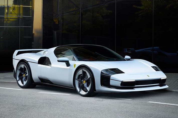 Bộ phận "hàng thửa" Special Projects của Ferrari lại vừa công bố thêm một mẫu siêu xe đặc biệt khác. Nó được gọi là Ferrari SC40, và từ tên gọi có thể thấy, đây là sự kế thừa một mẫu xe lừng danh mà Ferrari đã tạo ra từ rất lâu - đó là F40.