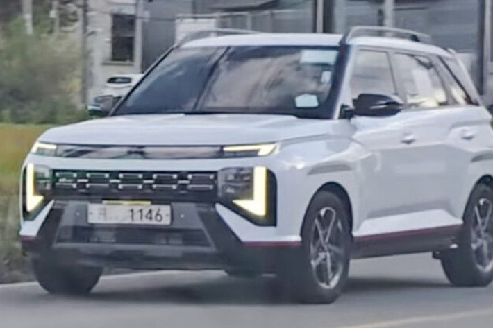 Trước thời điểm ra mắt, mẫu xe SUV cỡ nhỏ Hyundai Venue N Line 2026 đã lần đầu tiên bị bắt gặp không hề ngụy trang, hé lộ toàn bộ chi tiết thiết kế khi đang thử nghiệm tại Hàn Quốc.