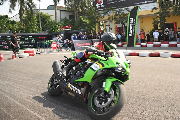 Tại thị trường Việt, Kawasaki Ninja ZX-6R 2026 được định vị trong nhóm sportbike (mô tô thể thao) tầm trung cùng với Honda CBR650R (265 triệu đồng) và Yamaha R7 (269 triệu đồng).