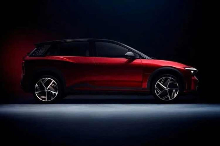 Mẫu xe SUV điện cỡ nhỏ của Mitsubishi dự kiến sẽ được giới thiệu tại Úc vào cuối năm 2026 và có thể mang cấu hình hiệu suất cao với công suất gần 300kW. Mẫu xe Foxtron dự kiến sẽ là nền tảng cho mẫu xe điện Mitsubishi mới hiện đã ra mắt phiên bản sản xuất hàng loạt, được giới thiệu tại Đài Loan trong những tuần gần đây với tên gọi Bria.