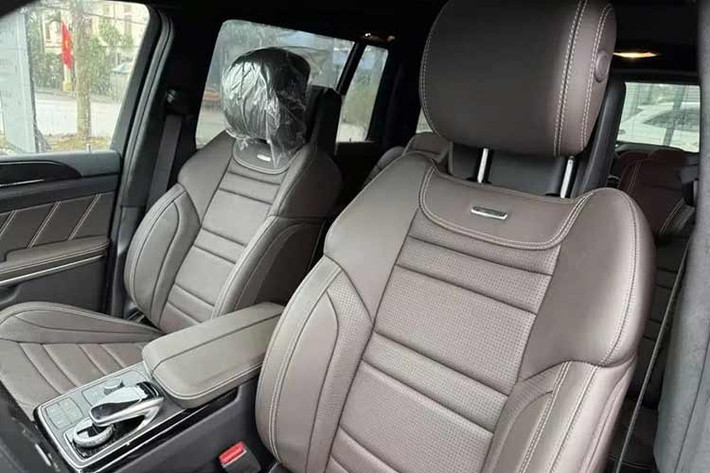 Là một trong những dòng SUV cao cấp nhất do Mercedes-Benz sản xuất, GLS 63 AMG cũng sở hữu nhiều tiện nghi không thua kém sedan S-Class như; ghế ngồi bọc da cao cấp, đèn nội thất LED điều chỉnh 3 màu/3 mức sáng, dàn âm thanh hi-end Bang &amp; Olufsen BeoSound 14 loa 1400 watt… hệ thống điều hòa nhiệt độ đa vùng, hỗ trợ kết nối Bluetooth, USB, AUX-in, chìa khóa thông minh, khởi động bằng nút bấm.