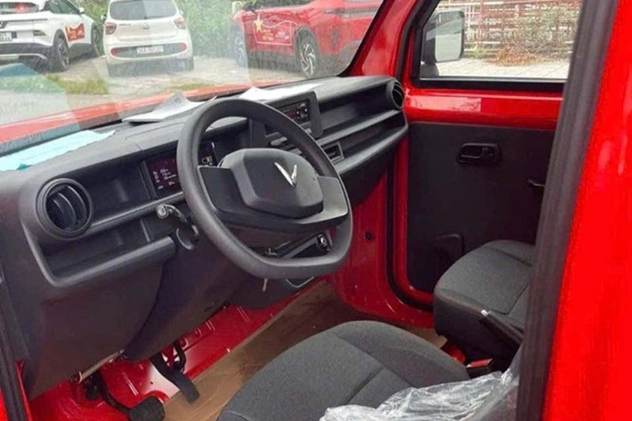 Vô-lăng xe tải điện VinFast EC Van 2026 thiết kế hai chấu giống hệt loại trên VinFast VF3, đi kèm cần số dạng cần gạt, cho thấy hai mẫu xe có thể dùng chung hệ thống đánh lái và nhiều linh kiện nội thất khác.