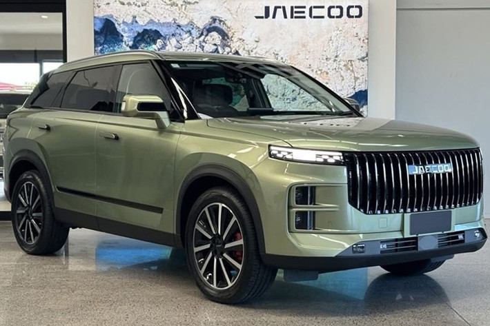 Omoda &amp; Jaecoo Việt Nam đã chính thức giới thiệu phiên bản dẫn động 4 bánh mang tên AWD Individual của dòng xe Jaecoo J7 với khách hàng trong nước. Đây là phiên bản thứ 3 của dòng SUV cỡ C này, bên cạnh Flagship và Flagship PHEV.