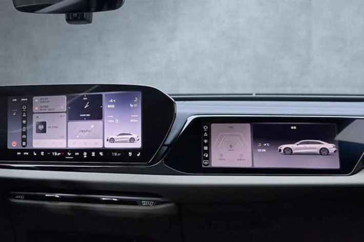 Theo đúng xu hướng tại thị trường Trung Quốc, màn hình chiếm phần lớn bố cục của bảng táp-lô. Trước mặt người lái là bảng đồng hồ kỹ thuật số 11,9 inch, kết hợp với màn hình cảm ứng trung tâm 14,5 inch và màn hình giải trí riêng cho hành khách phía trước. Ngoài ra, xe còn có màn hình HUD cỡ lớn, chiếu trực tiếp thông tin vào tầm nhìn của người lái.