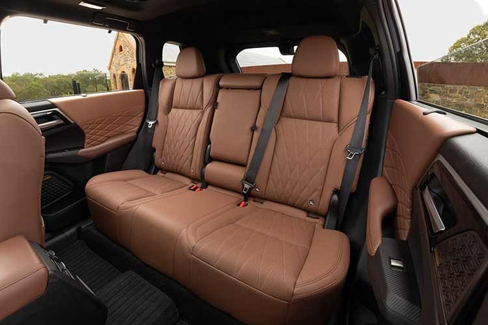 Về trang bị, phiên bản ES đi kèm màn hình giải trí trung tâm 12,3 inch, điều hòa tự động, khởi động động cơ từ xa, các dịch vụ kết nối xe, hệ thống đèn LED, mâm hợp kim 18 inch, camera lùi và khả năng kết nối smartphone không dây. Bản Aspire được bổ sung sạc không dây, thêm các công nghệ an toàn và bộ mâm 20 inch.