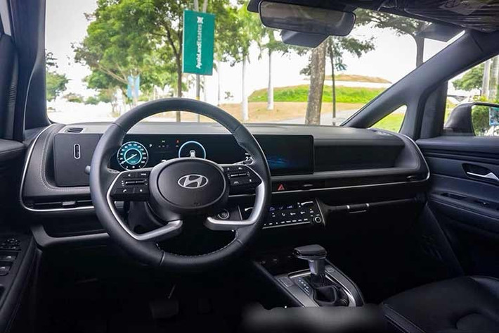 Một số nguồn tin cho rằng mẫu xe xuất hiện tại Việt Nam có thiết kế tương tự phiên bản Stargazer Cartenz từng ra mắt tại Indonesia vào năm 2025. Phiên bản này được Hyundai điều chỉnh lại ngoại hình theo hướng mạnh mẽ và hiện đại hơn, đồng thời nâng cấp thêm các công nghệ tiện nghi và an toàn.