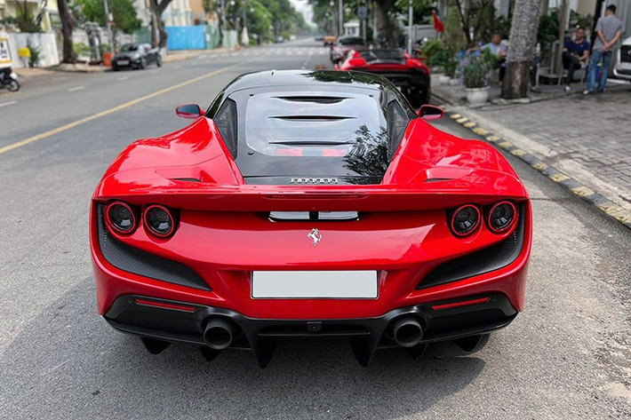Nếu phần nắp capô của Ferrari 458 Italia trơn tru, Ferrari 488 GTB có thêm hai khe gió nhỏ, trên Ferrari F8 Tributo, hãng siêu xe Ý đặt một hốc gió khổng lồ vừa giải nhiệt cho xe cũng như tăng tính khí động học. Nắp khoang động cơ siêu xe Ferrari F8 Tributo này được làm từ kính Lexan và có các cửa gió để giúp xe tản nhiệt tốt hơn.