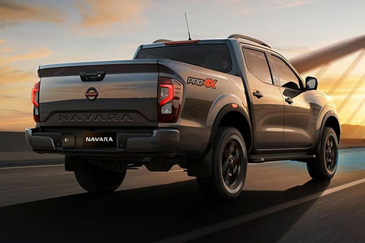 Nissan Navara X-Tremer được hãng bổ sung gói trang bị ngoại thất và nội thất mới nhằm tạo sự khác biệt so với Navara thông thường. Thoạt nhìn, X-Tremer khá giống với bản Black Edition từng ra mắt vào năm 2023.