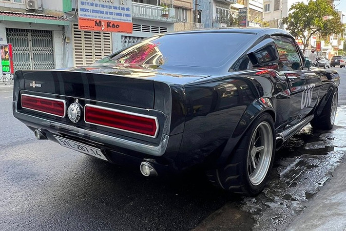 Đây là chiếc xe độ độc nhất Việt Nam - Ford Mustang Shelby GT500 Eleanor - đã chính thức về đội xe nghìn tỷ đồng của ông Đặng Lê Nguyên Vũ, ngoài hàng trăm siêu xe và xe thể thao xếp chật kín trong nhiều bãi xe của "vua cà phê" Việt Nam trải dài từ Nam ra Bắc đến Tây Nguyên, doanh nhân này còn sở hữu chắc phải gần 30 xe Ford Mustang đủ dòng.