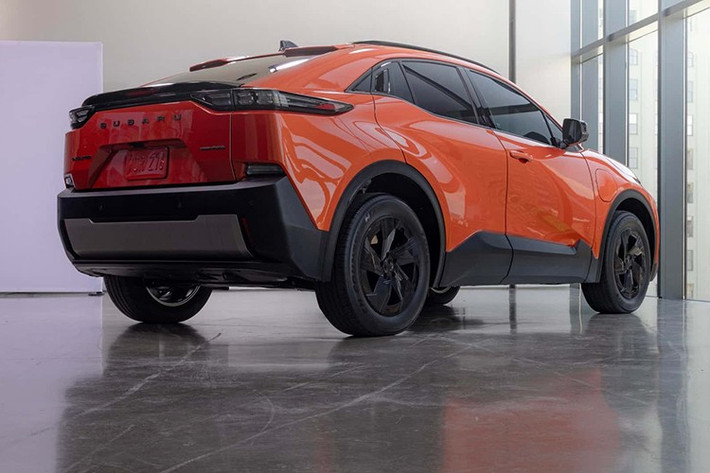 Vì là mẫu xe "song sinh" với Toyota C-HR+ nên Subaru Uncharted cũng được phát triển trên cùng nền tảng khung gầm e-TNGA và chia sẻ nhiều bộ phận thân xe. Tuy nhiên, Subaru đã áp dụng một số điều chỉnh để tạo sự khác biệt so với mẫu xe của Toyota.